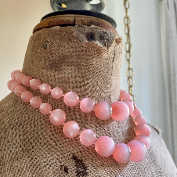 VTG ‘60s Richelieu Pink Pearl Double Strand Necklace & Earrings - Picture 4 of 10